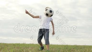 一个快乐的小<strong>男孩</strong>在<strong>踢足球</strong>。